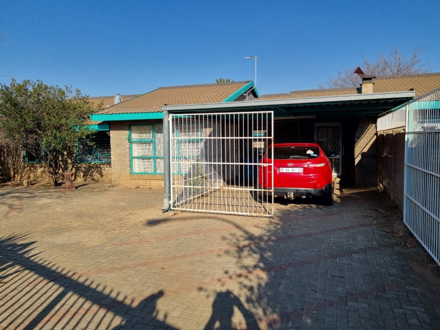 4 Bedroom Property for Sale in Pellissier Free State